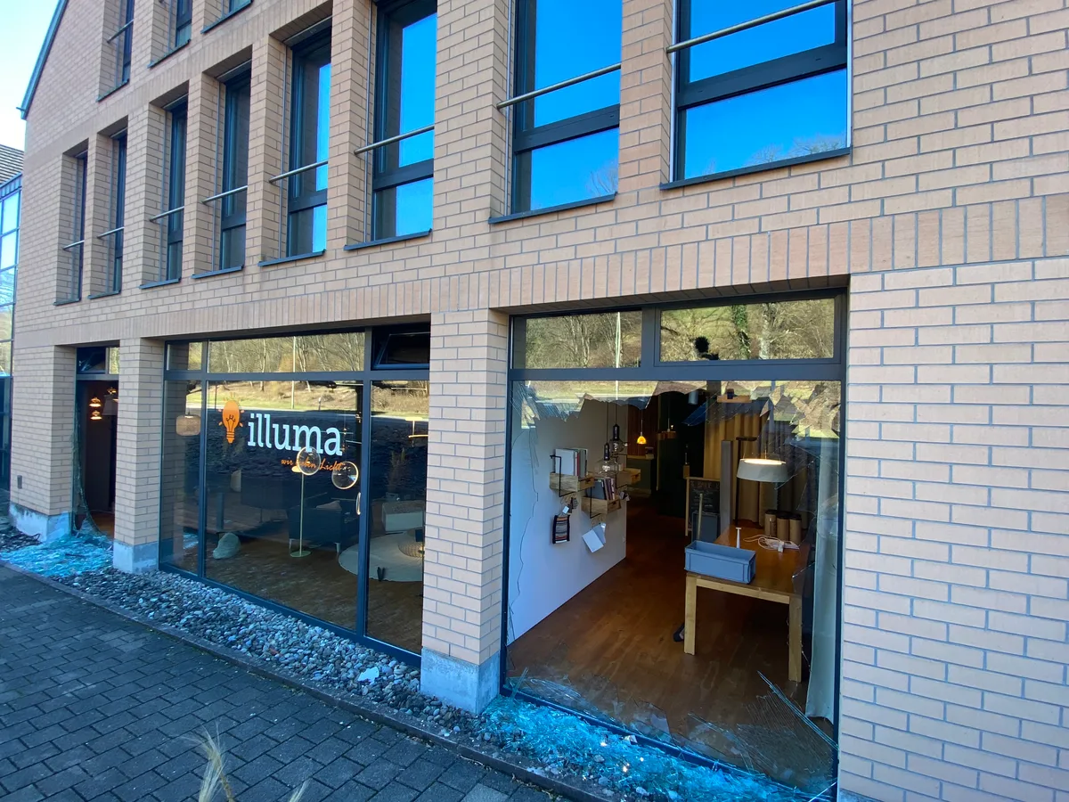 Zerborstene Fensterscheiben nach der heftigen Detonation in Illnau. Bei der Illuma Licht AG sind gleich zwei grosse Fensterscheiben zerbrochen.